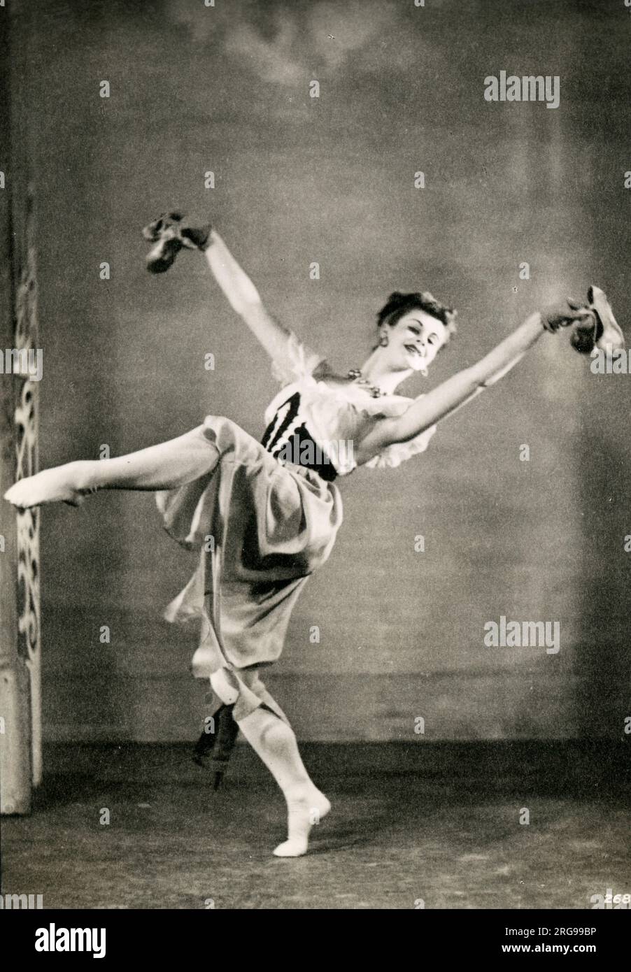 Julia Farron (1922-2019) - ballerina che si esibisce come "Mademoiselle Theodore" in "The Prospect Before Us", scena 1, un balletto comico in un atto in sette scene, coreografato per il Vic-Wells Ballet di Ninette de Valois su musica di William Boyce arrangiato da Constant Lambert. Foto Stock Julia Farron (1922-2019) - ballerina che si esibisce come "Mademoiselle Theodore" in "The Prospect Before Us", scena 1, un balletto comico in un atto in sette scene, coreografato per il Vic-Wells Ballet di Ninette de Valois su musica di William Boyce arrangiato da Constant Lambert. Foto Stock