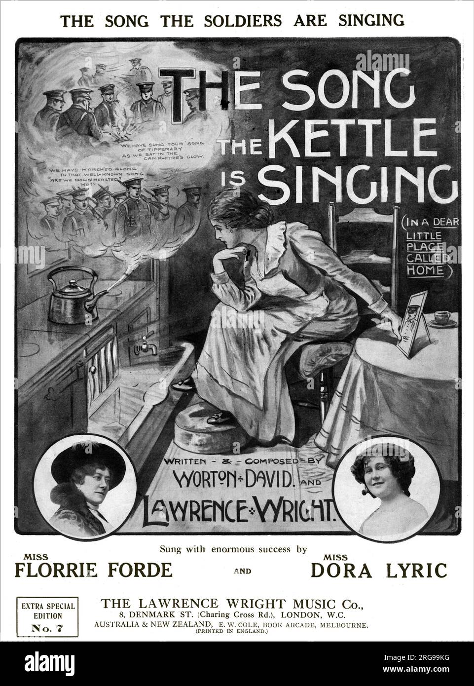 La canzone The Kettle is Singing (in un piccolo luogo caro chiamato casa) - scritto e composto da Worton David e Lawrence Wright - cantato con enorme successo da Miss Florrie Forde e Miss Dora Lyric. Una casalinga ascolta con astuzia le canzoni dei soldati (compreso il suo uomo sul davanti) nel fischio del bollitore a vapore sulla gamma. Foto Stock