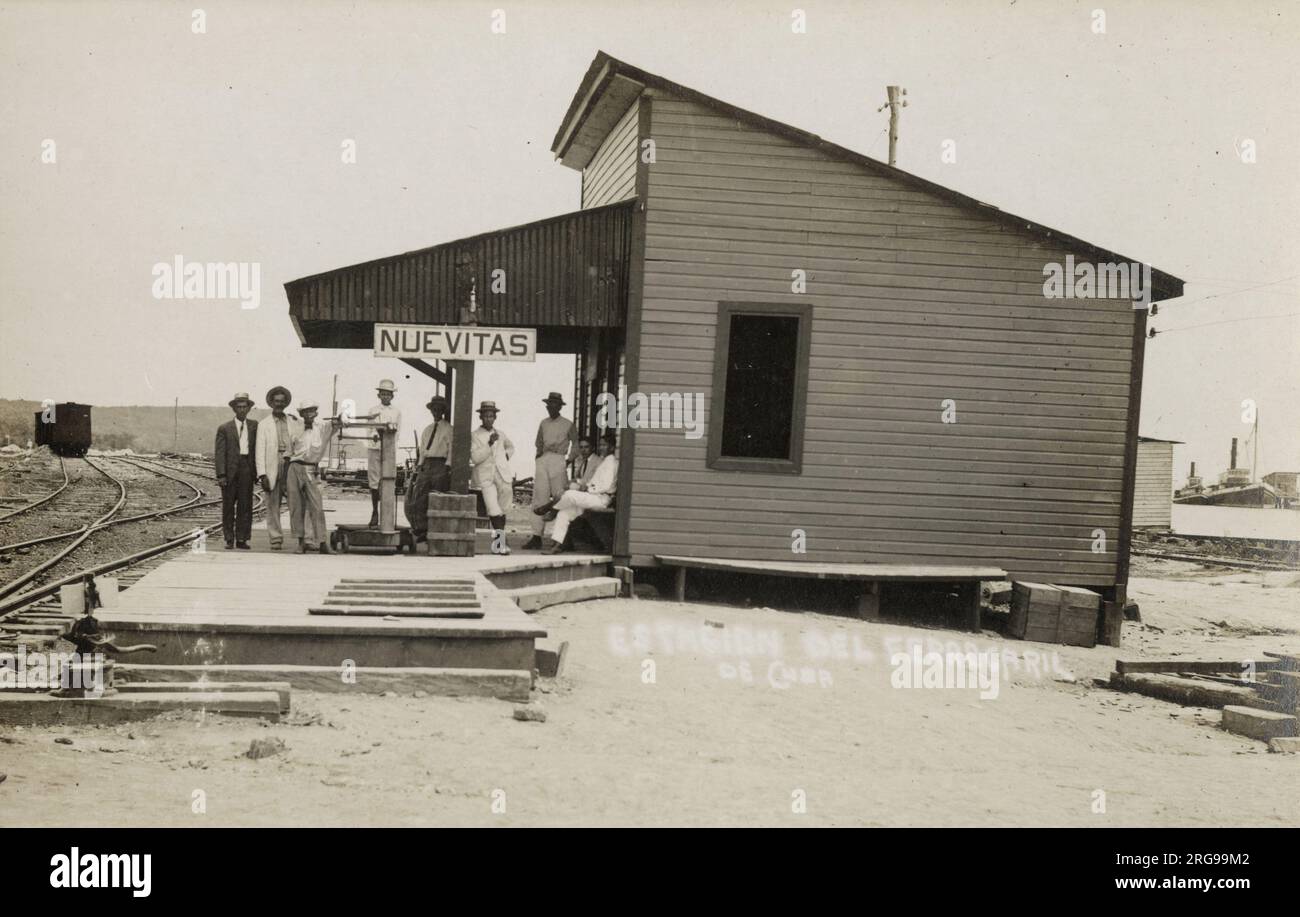 Stazione ferroviaria, Nuevitas, Cuba, con i moli sulla destra. Foto Stock