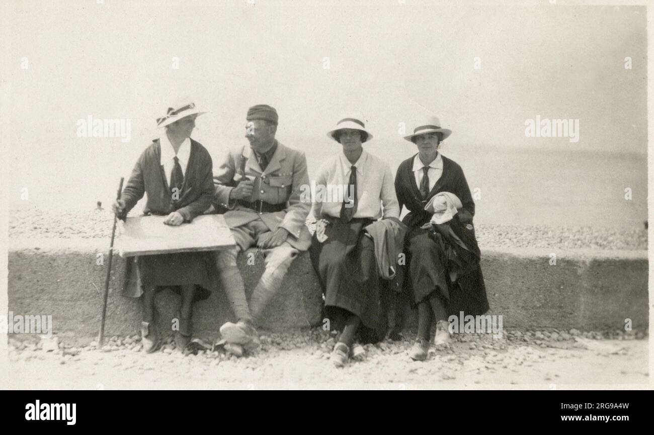 Quattro amici sulla spiaggia a Letreport, Francia Foto Stock