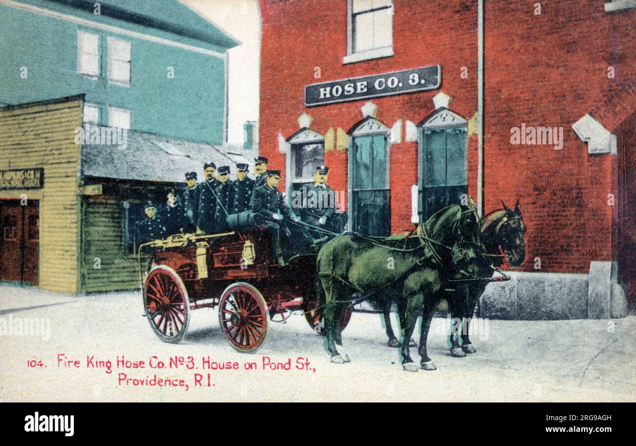 Pompieri in cima al loro carro avvolgitubo trainato da cavalli - Fire King Hose Co. N. 3 House on Pond Street, Providence, Rhode Island, USA. Carro portagomma costruito nel 1895 - trainato da due cavalli e dotato di pneumatici in gomma. La compagnia (nella foto) è composta da 1 Capitano, 1 Tenente, 6 Hosemen e 1 Autista. Foto Stock