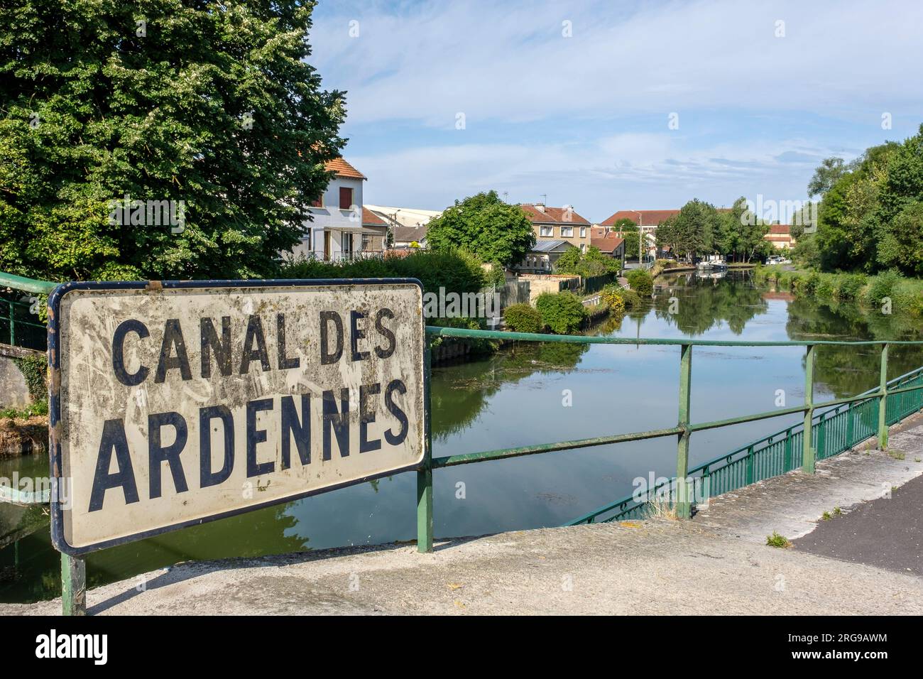 Attigny lungo il Canal des Ardennes | Attigny le Long du Canal des Ardennes Foto Stock