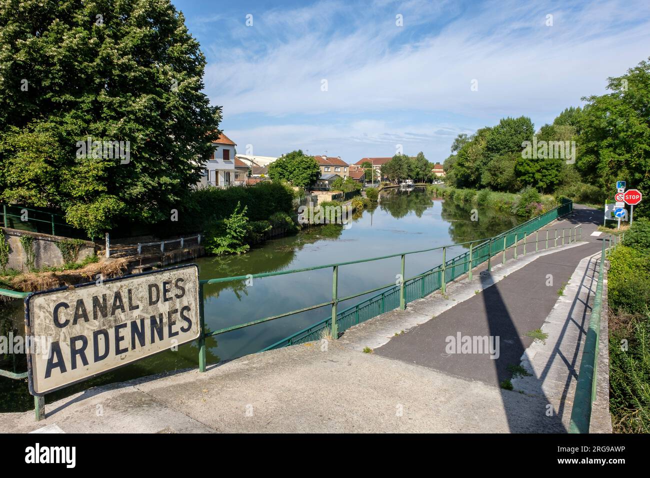 Attigny lungo il Canal des Ardennes | Attigny le Long du Canal des Ardennes Foto Stock