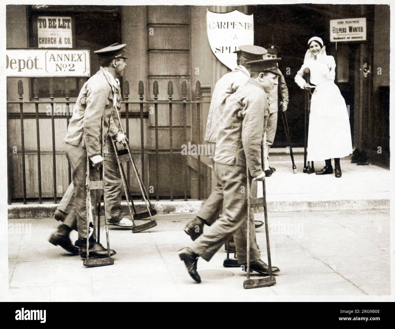 WW1 - Home Front - Belgravia War Hospital Supply Depot, Londra - New Rubber Crutch inventato da Mr G. Healing. Foto Stock