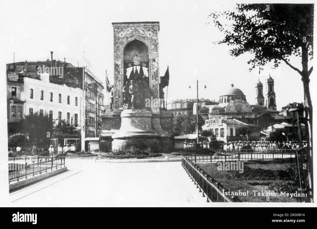 Il Monumento della Repubblica è un monumento notevole situato in Piazza Taksim a Istanbul, in Turchia, per commemorare la formazione della Repubblica turca nel 1923. La Chiesa greco-ortodossa Hagia Triada è visibile dietro la destra. Foto Stock