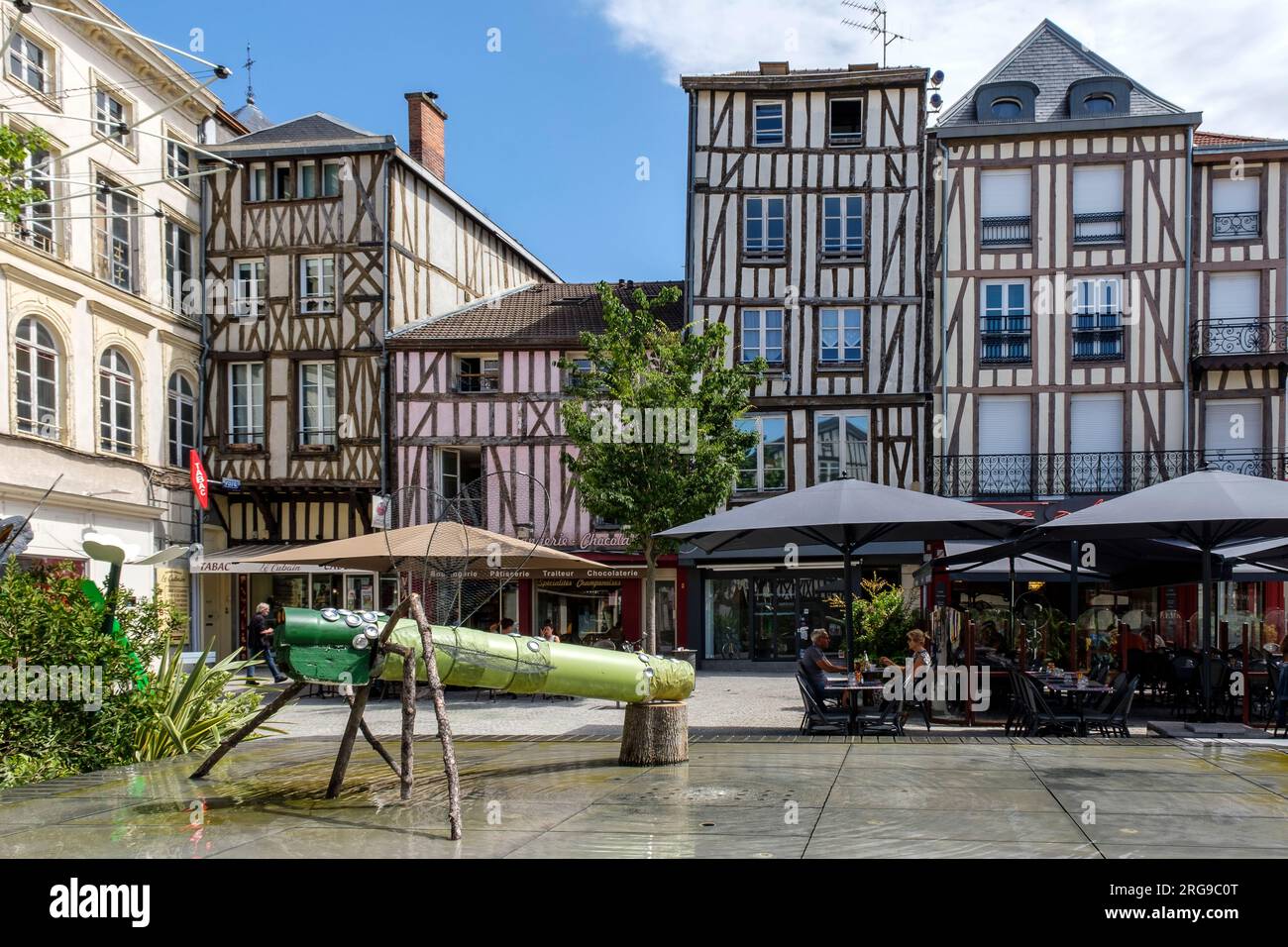 Città di Châlons en Champagne - intorno al luogo della Repubblica | la petite ville de Châlons en Champagne - Maiusons et magasins autour de la Place de Foto Stock