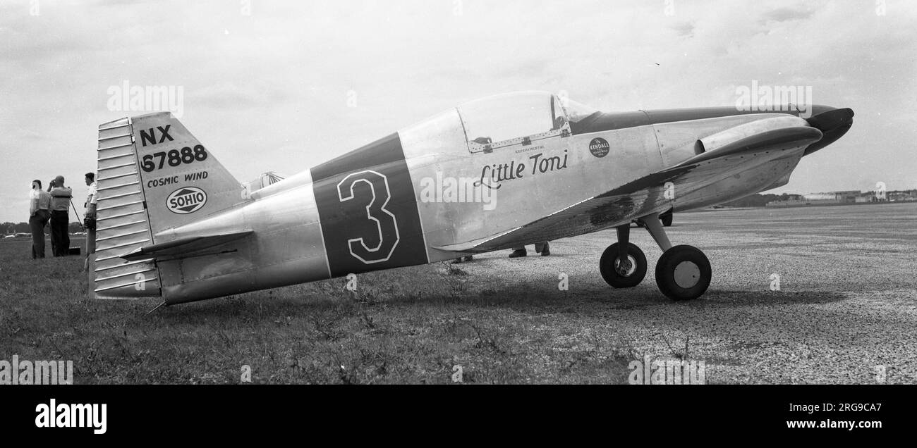 Cosmic Wind 'Little toni' N67888 formula monoplanare low-wing ONE racer; gara numero 3 - informazioni: Ideato nel 1947 da un consorzio di ingegneri e piloti Lockheed e progettato da Irven Culver, ognuno dei membri della famiglia Cosmic Wind è stato alimentato da un 85hp Continental C-85. Apertura: 19'6'; lunghezza: 16'0'. I 4 piloti di Midget sono stati costruiti da personale Lockheed nel loro tempo: NX67888 N20C 'Little toni, Flying Frenchman' pilotati da Tony Levier e W F Robinson; NX67889 N21C 'Minnow' pilotati da Herman 'Fish' Salmon; N22C 'Ballerina' pilotati da Vincent AST, Robert B Downey e Glenn Fulkerson; N36C' Foto Stock