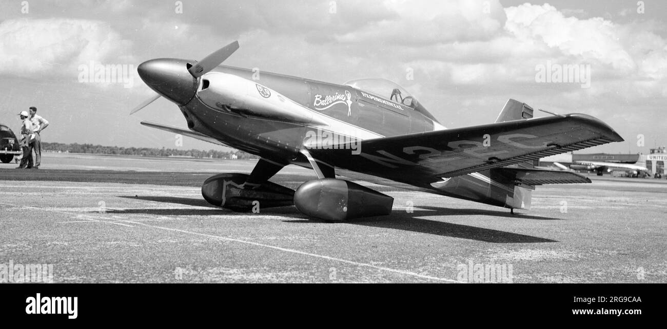 Cosmic Wind 'Ballerinaa' N22C formula ONE racer; gara numero 5 - informazioni: Ideato nel 1947 da un consorzio di ingegneri e piloti Lockheed e progettato da Irven Culver, ognuno dei membri della famiglia Cosmic Wind è stato alimentato da un Continental C-85 85hp. Apertura: 19'6'; lunghezza: 16'0'. I 4 piloti di Midget sono stati costruiti da personale Lockheed nel loro tempo: NX67888 N20C 'Little toni, Flying Frenchman' pilotati da Tony Levier e W F Robinson; NX67889 N21C 'Minnow' pilotati da Herman 'Fish' Salmon; N22C 'Ballerina' pilotati da Vincent AST, Robert B Downey e Glenn Fulkerson; N36C 'Miss Cosmic Wind' era c Foto Stock