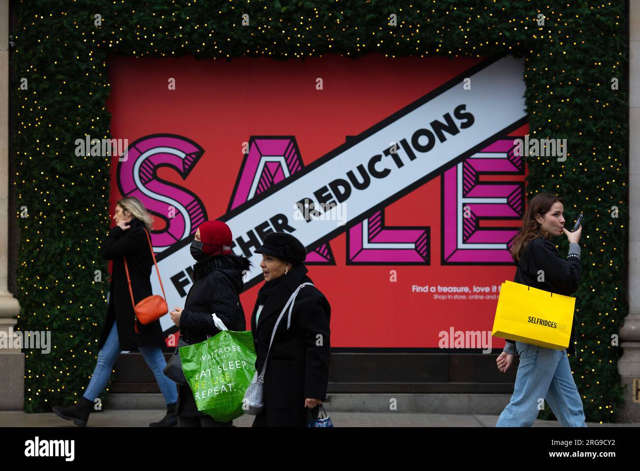 Gli acquirenti passano davanti a un cartello di vendita all'esterno del negozio Selfridges in Oxford Street, nel centro di Londra, il giorno di Capodanno. Foto Stock