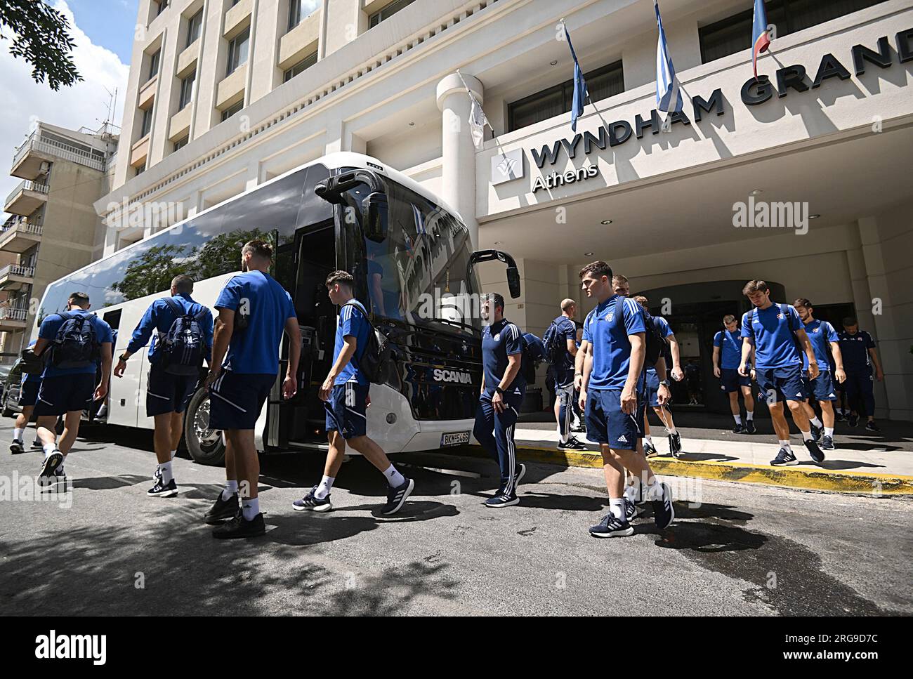 Knin, Croazia. 8 agosto 2023. Giocatori di calcio della Dinamo Zagreb giocatori che lasciano l'hotel con alta sicurezza e ritornano in Croazia dopo che la partita contro l'AEK Atena è stata annullata dopo che gli hooligans croati (tifosi della Dinamo Bad Blue Boys) hanno attaccato i tifosi dell'AEK ieri, ad Atene, in Grecia, l'8 agosto, 2023. foto: Marko Lukunic/PIXSELL credito: Pixsell/Alamy Live News Foto Stock