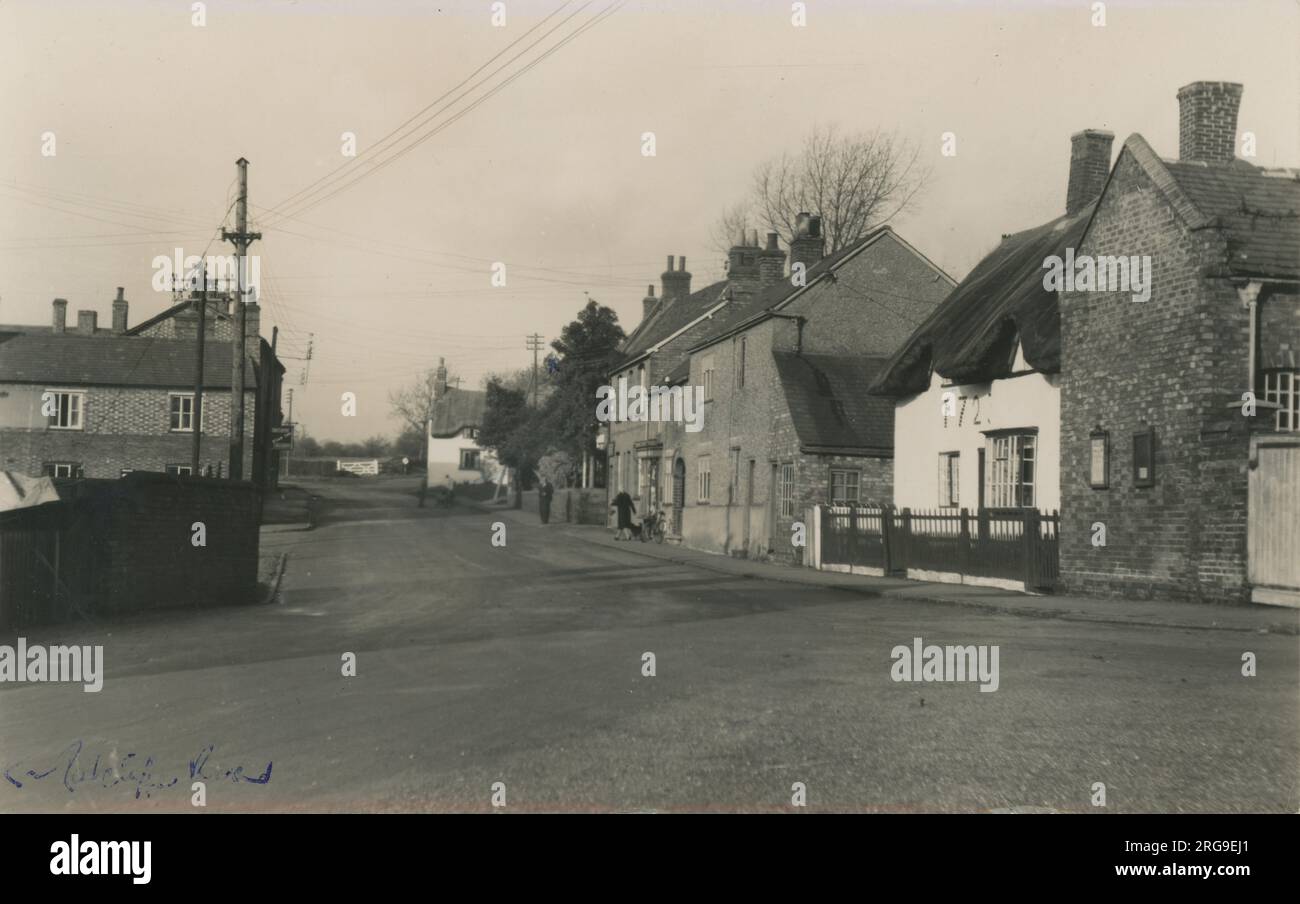 The Green (che mostra la Star Inn & cottage con tetto di paglia datato 1723), Thrussington, Leicester, Charnwood, Leicestershire, Inghilterra. Foto Stock