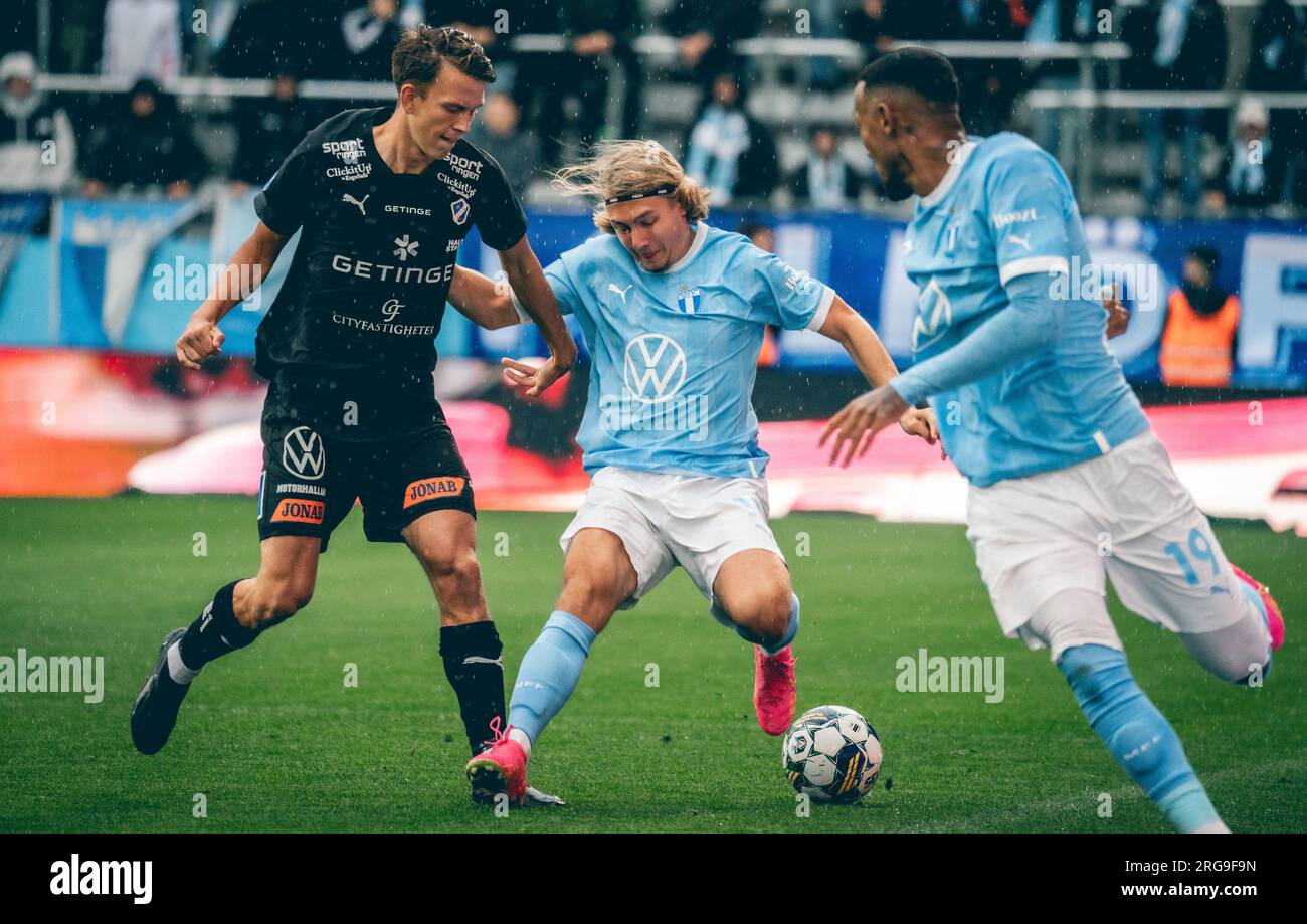 Malmoe, Svezia. 7 agosto 2023. Sebastian Nanasi (11) di Malmoe FF e Kazper Karlsson (7) di Halmstads BK visti durante l'Allsvenskan match tra Malmoe FF e Halmstads BK all'Eleda Stadion di Malmoe. (Foto: Gonzales Photo/Alamy Live News Foto Stock