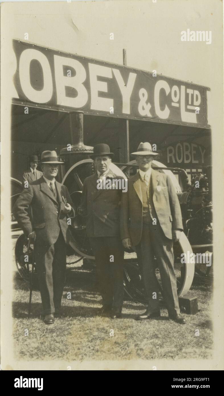 Roby & Co rappresentanti con Traction Engine, Unknown Showground, Robey & Co ha sede a Lincoln, Lincolnshire, Inghilterra. Foto Stock