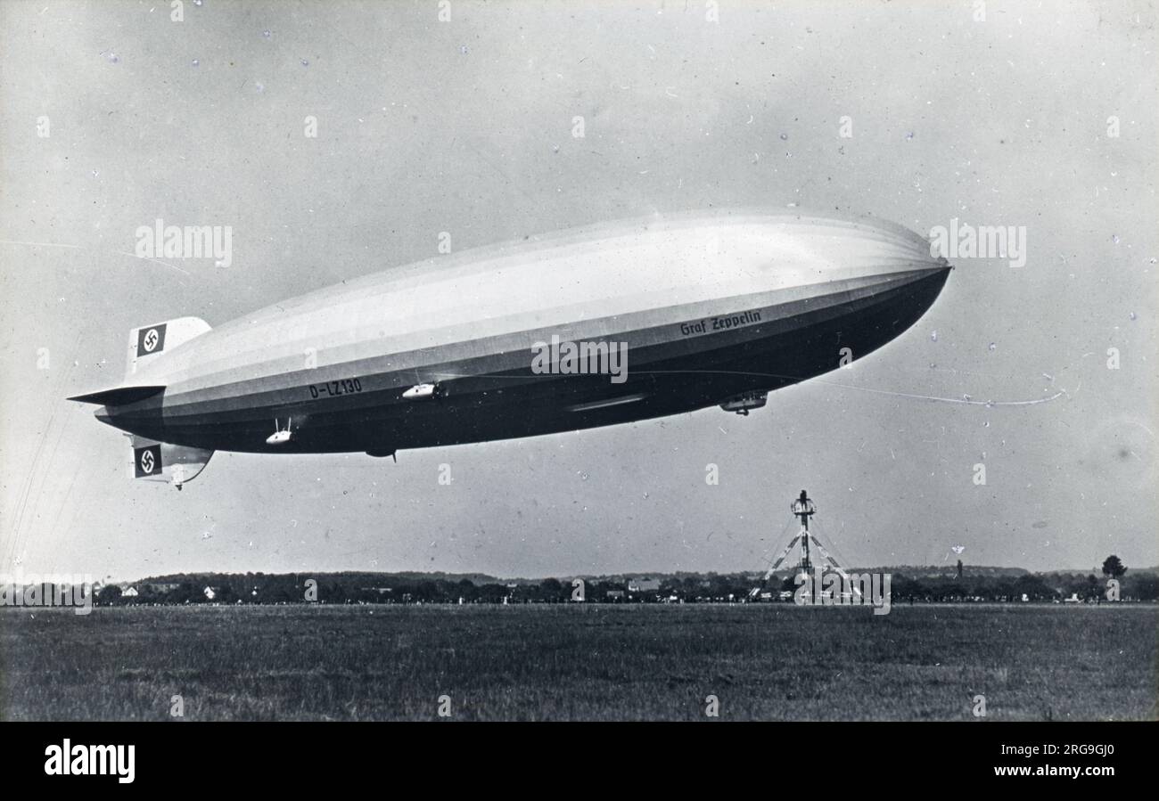 Graf Zeppelin II (LZ-130), decollo vista laterale Foto Stock