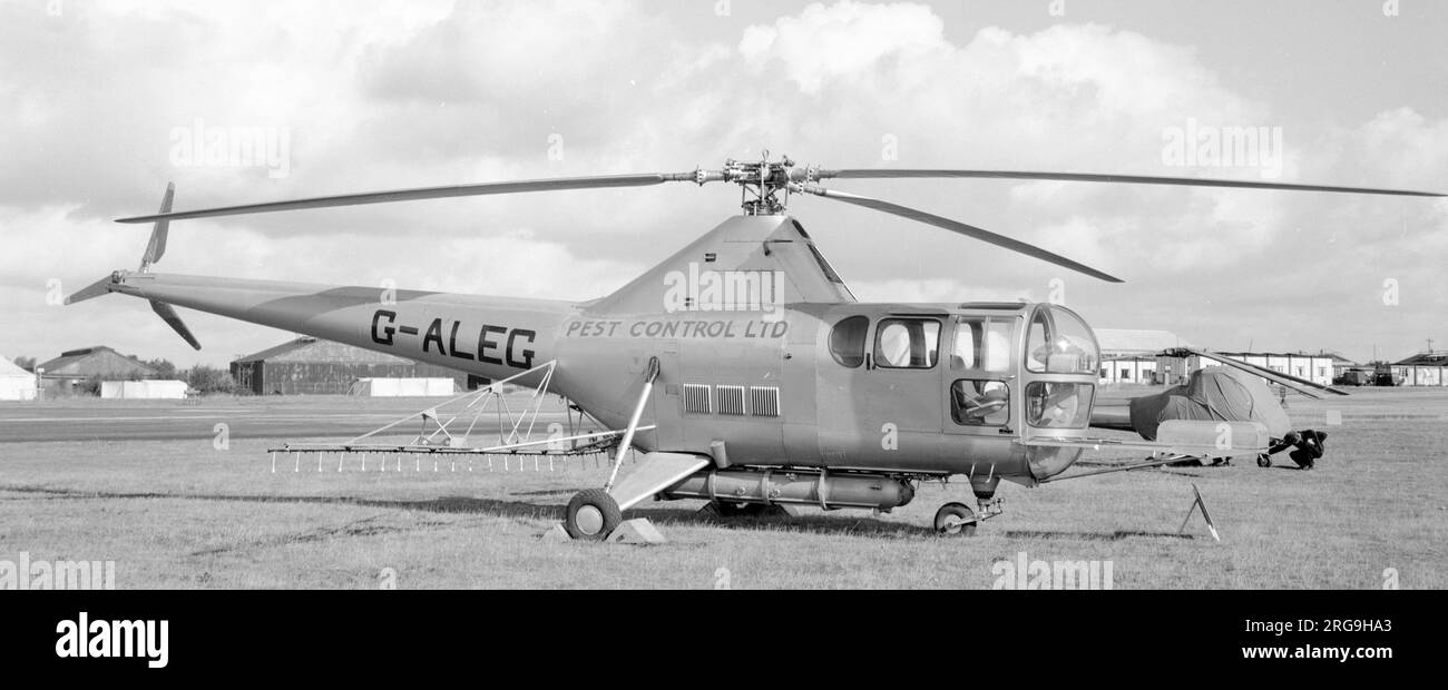 Westland-Sikorsky S-51 Mk.1A G-ALEG (c - n WA - H - 2). La seconda S-51 costruita a Westland, qui montata con la Pest Control Ltd. Barre irroratrici, serbatoi e controbilanciamento alla fiera Farnborough SBAC 1949, nel settembre 1949. La prima volta volò il 19 dicembre 1948, il C.ofa. Fu emesso il 26 aprile 1949 e fu mantenuto da Westland per lo sviluppo di volo. Successivamente fu venduto al Ministero dell'approvvigionamento il 9 novembre 1951, come Westland Dragonfly HC.2 WZ749 Foto Stock