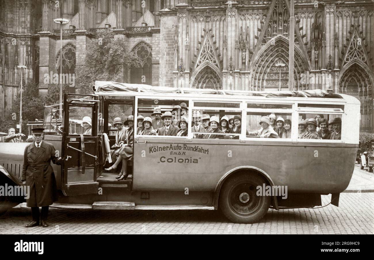 Un tour in autobus di Colonia (Koln), Germania - il tour ha raggiunto la Cattedrale (Dom). Foto Stock