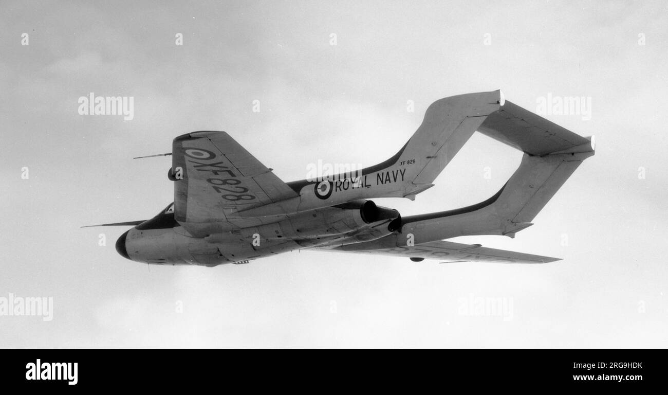 De Havilland DH.110 Sea Vixen Mk.20X XF828. Il prototipo semi-navale Sea Vixen con carro rinforzato e gancio di arresto ma senza ali pieghevoli, è stato realizzato il 20 giugno 1955. XF828 fece il primo sbarco arrestato da un Vixen del Mare il 5 aprile 1956 a bordo di HMS Ark Royal.. XF828 è stato assegnato a RNA Cullrose il 28 novembre 1960 per istruzione a terra con la Scuola di movimentazione di aeromobili come A2500 e aveva perso sulla discarica entro il 1978. Foto Stock