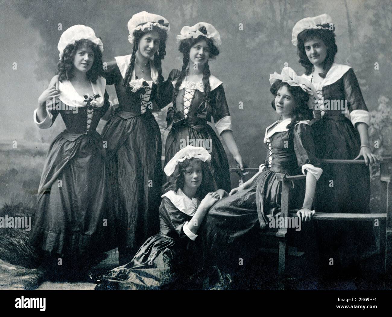 Sei Attrici in tradizionale Country Girl abbigliamento - tutti come i primi 19th ° secolo milkmaids! Foto Stock