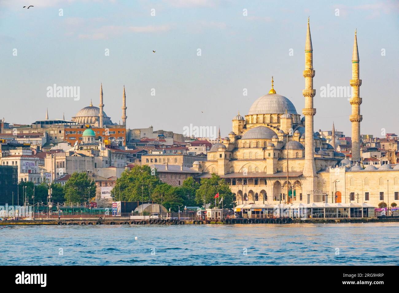 Istanbul, Turchia, Türkiye. La nuova Moschea (Yeni Camii, completata nel 1663). Moschea Blu sullo sfondo sinistro. Foto Stock