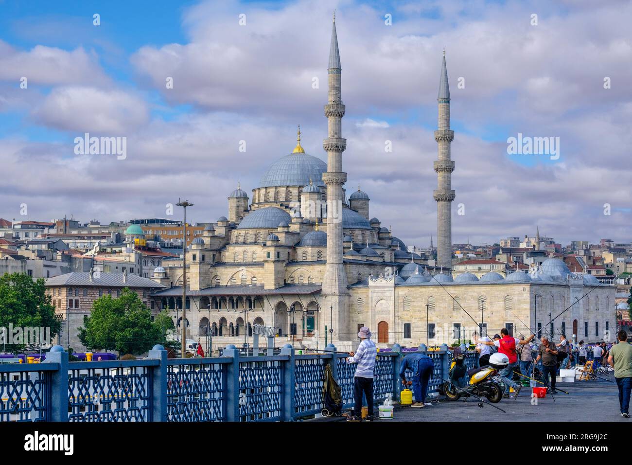 Istanbul, Turchia, Türkiye. La nuova Moschea (Yeni Camii, completata nel 1663). Pescatori sul ponte Galata in primo piano. Foto Stock