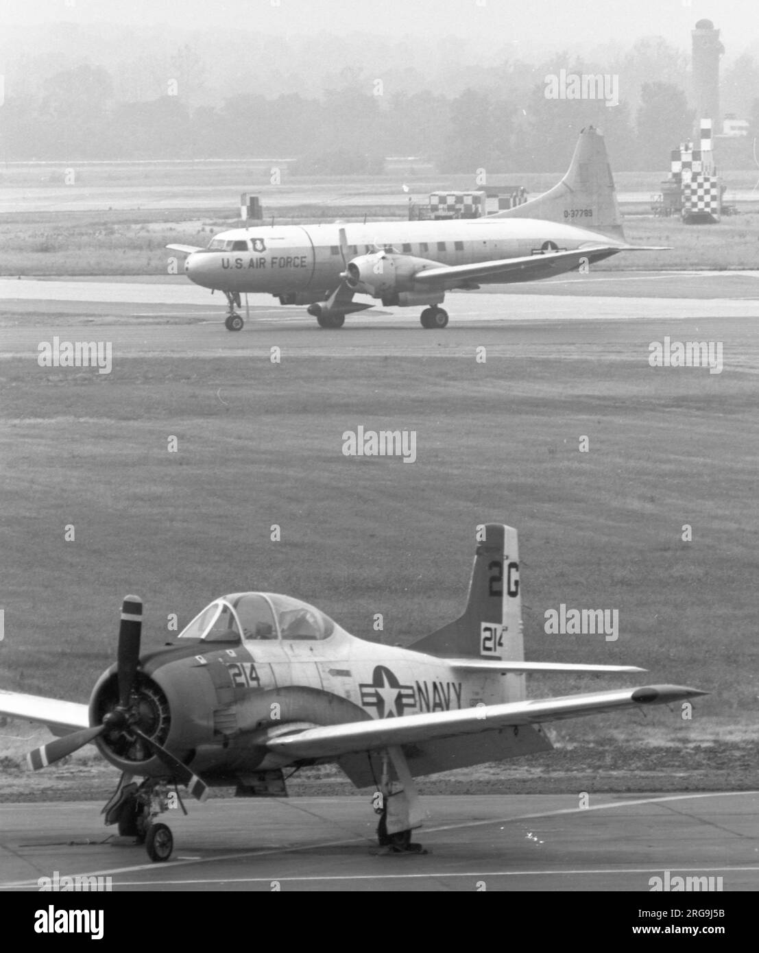 Convair JC-131B o-53-7789, (MSN 241), con una sola unità APU Solar T41 in un pod montato sotto il pilone, presso la base dell'aeronautica militare Wright-Patterson. Ceduto a MASDC (Military Aircraft Storage and Disposition Center) presso Davis-Monthan Air base in Arizona, come CS039, venduto e messo nel registro civile come N1360D Foto Stock