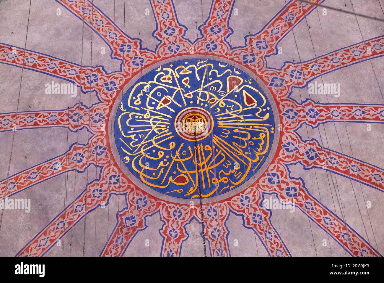 Istanbul, Turchia, Türkiye. Calligrafia che decora la cupola della Moschea Blu (Moschea del Sultano Ahmed) Foto Stock