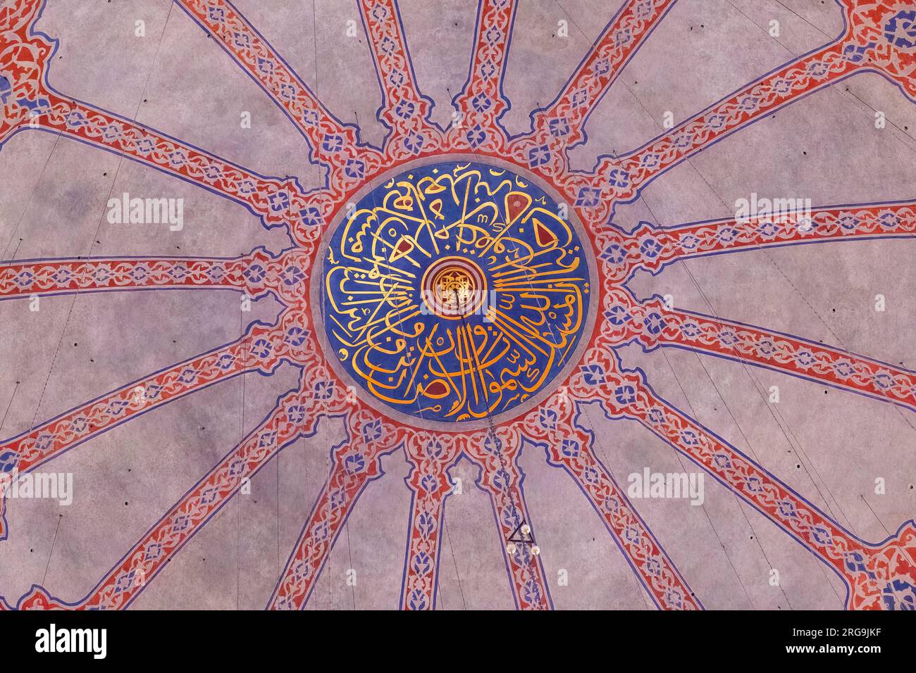 Istanbul, Turchia, Türkiye. Calligrafia che decora la cupola della Moschea Blu (Moschea del Sultano Ahmed) Foto Stock