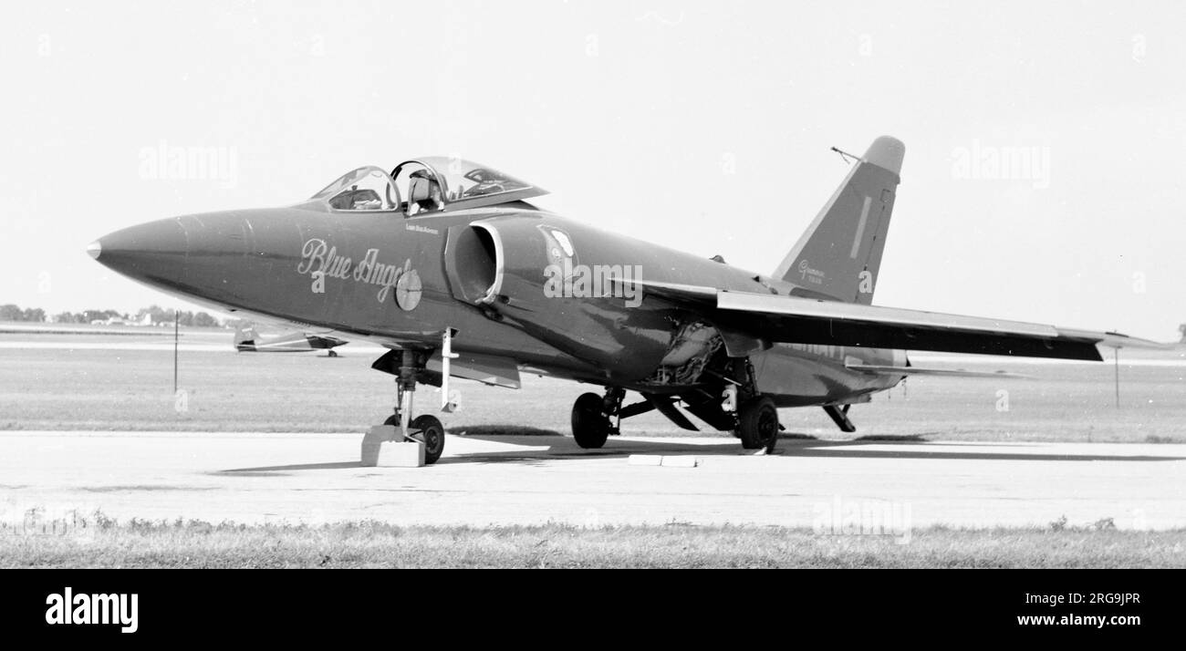 US Navy Blue Angels Grumman F11F-1 numero 1 a Mason City, Indiana nel 1964 Foto Stock