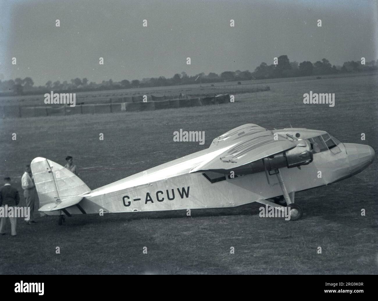 Breve S.16/1 Scion 1 G-ACUW (msn S.775) all'aeroporto di Rochester. La terza produzione di Scion 1, G-ACUW può essere vista con le navicelle del motore basse e il parabrezza di stile precedente. Dopo che Shorts aveva effettuato test di volo e una serie dimostrativa di servizi di linea tra gli aeroporti di Rochester e Southend, G-ACUW è stato venduto ad Atlantic Coast Air Services Ltd A Barnstaple in Devon. G-ACUW rimase a Barnstaple, operando a livello locale e a Lundy Island fino al 1938. Impressa nella RAF nel maggio 1940 ha spun-in sull'avvicinamento a Ringway il 1 novembre 1940. Foto Stock