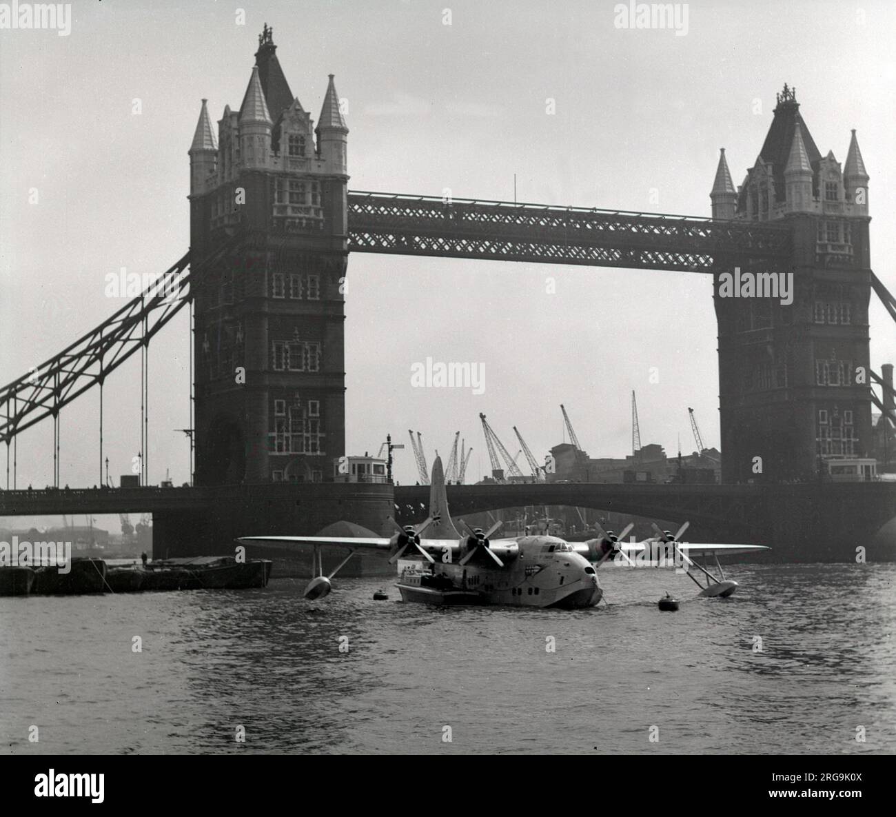 Short S.45 Solent 3 G-AKNO (msn S.1294) a Tower Bridge. G-AKNO atterra sul Tamigi a Limehouse REACH il 5 maggio 1949 per essere nominato Città di Londra in una cerimonia del Lord Mayor a Tower Pier il 10 maggio 1949. Foto Stock