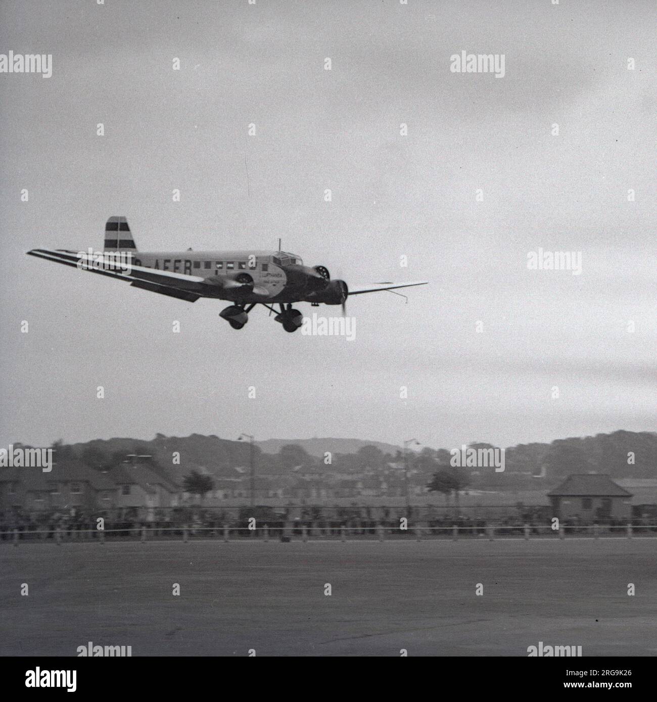 Junkers Ju52/3m D-AFER Franz Buchner (msn 4047), di Deutsche Lufthansa (DHL) in avvicinamento all'aeroporto di Croydon. Registrato per la prima volta nell'aprile 1934, D-AFER fu impressionato nella Luftwaffe durante la seconda guerra mondiale. Foto Stock