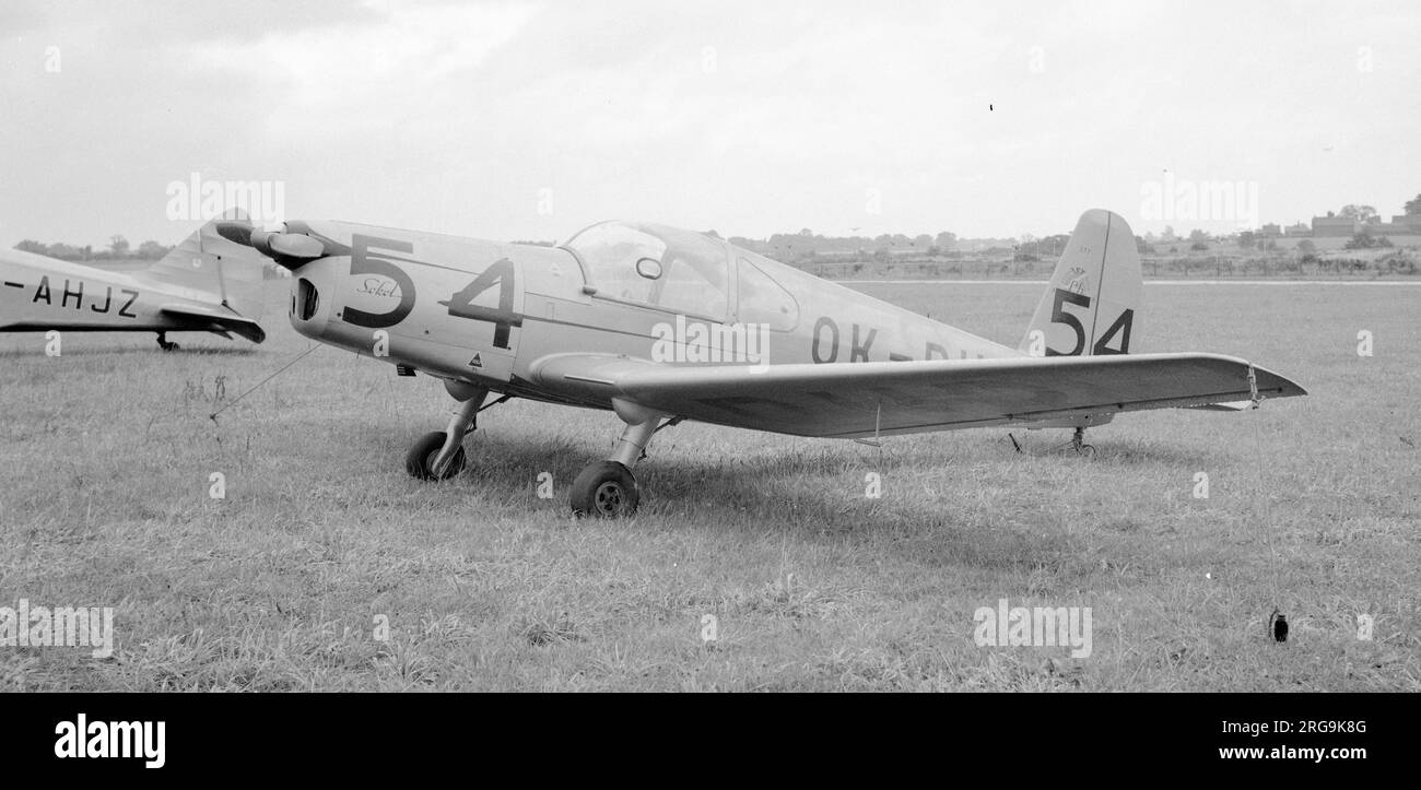 Mraz M.1D Sokol OK-DHR, all'aeroporto di Orly per la 1949 Salon Aeronautique, con display aereo numero 54. Foto Stock