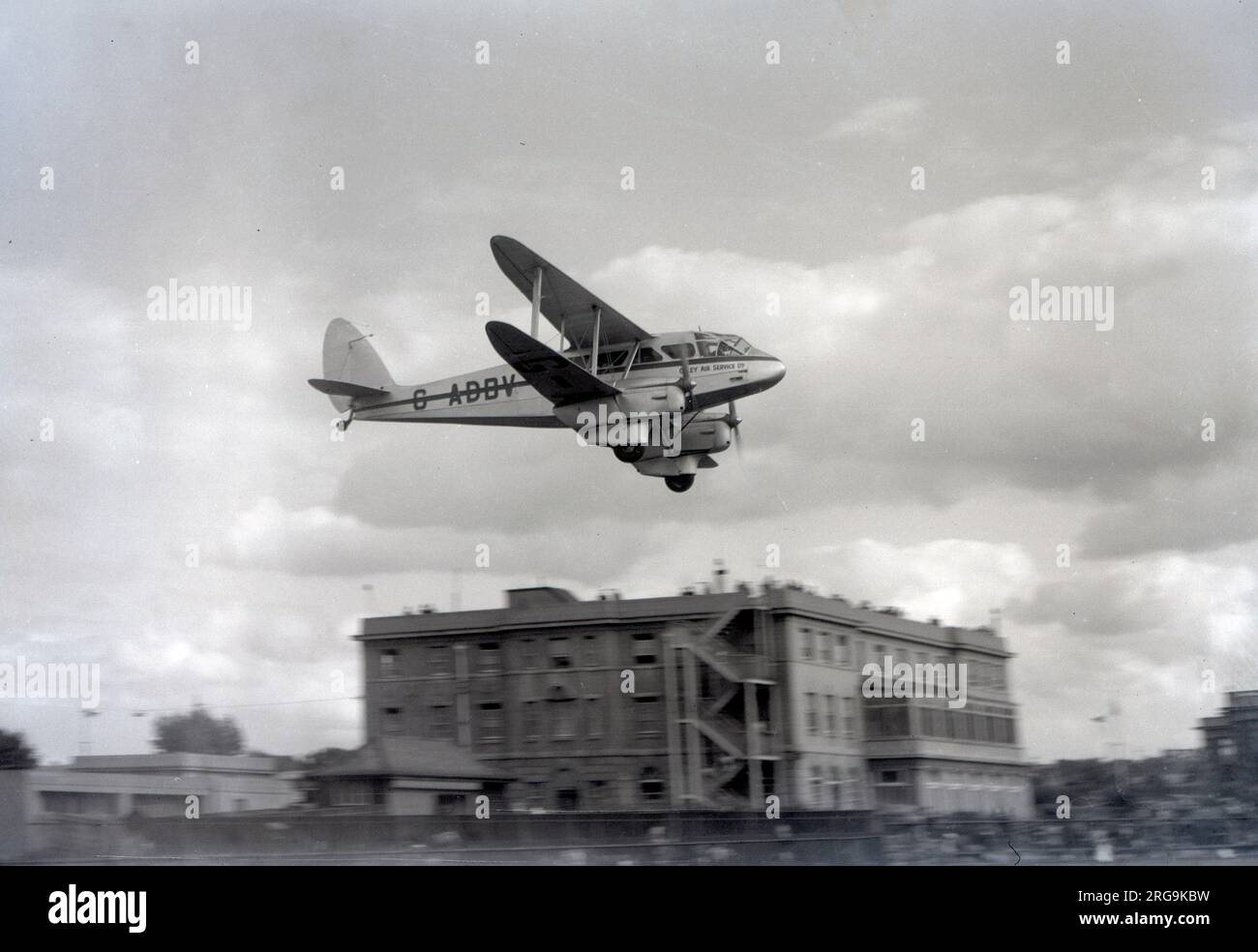 De Havilland DH.89 Dragon rapide G-ADBV (msn 6286) di Olley Air Service Ltd. G-ADBV è stato impressionato nell'aeronautica reale nel marzo 1940 come X8511 Foto Stock