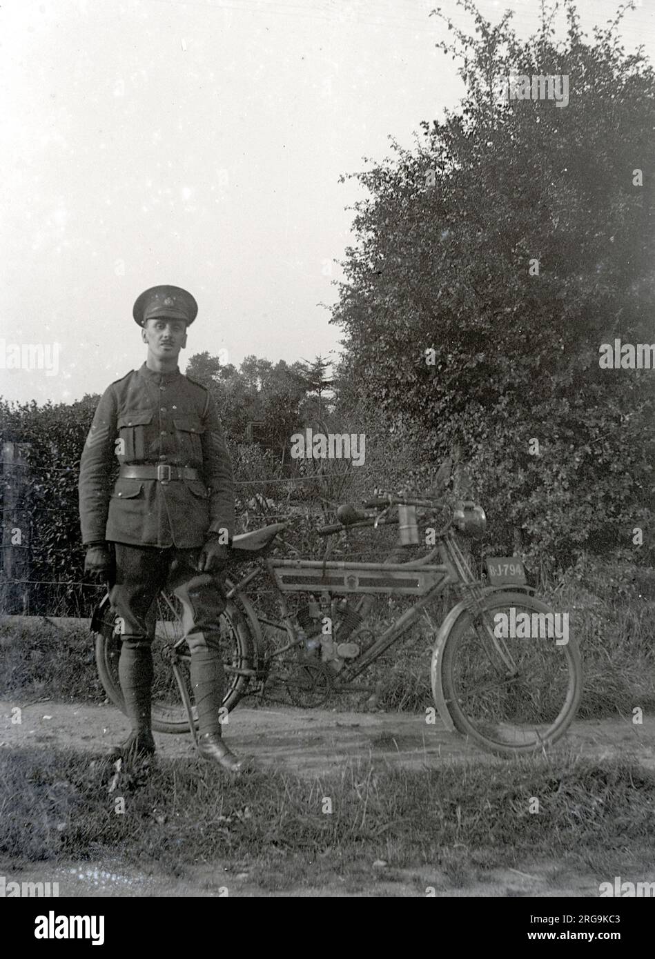 Sergente dello staff dell'esercito britannico, in posa con la sua moto Royal Enfield (ca 1910) Foto Stock