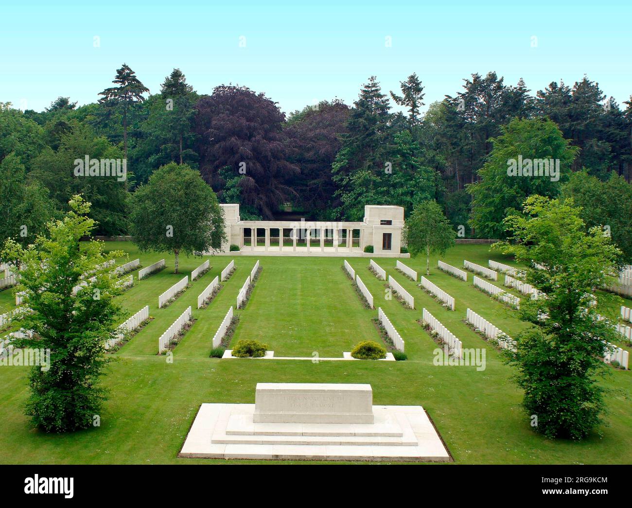 Il cimitero si trova su un'area che era un terreno di perforazione pre-bellico. Contiene 1.317 sepolture britanniche, 564 australiane, 50 canadesi, 167 neozelandesi e 1.703 sconosciute, più 35 Memorials speciali. In esso è sepolto Lt col H. Scott, DSO 6th AIF, da cui prende il nome un bunker nel bosco. Il memoriale all'estremo registra i nomi di 383 Nuova Zelanda mancante. È stato progettato da Charles Holden. Foto Stock