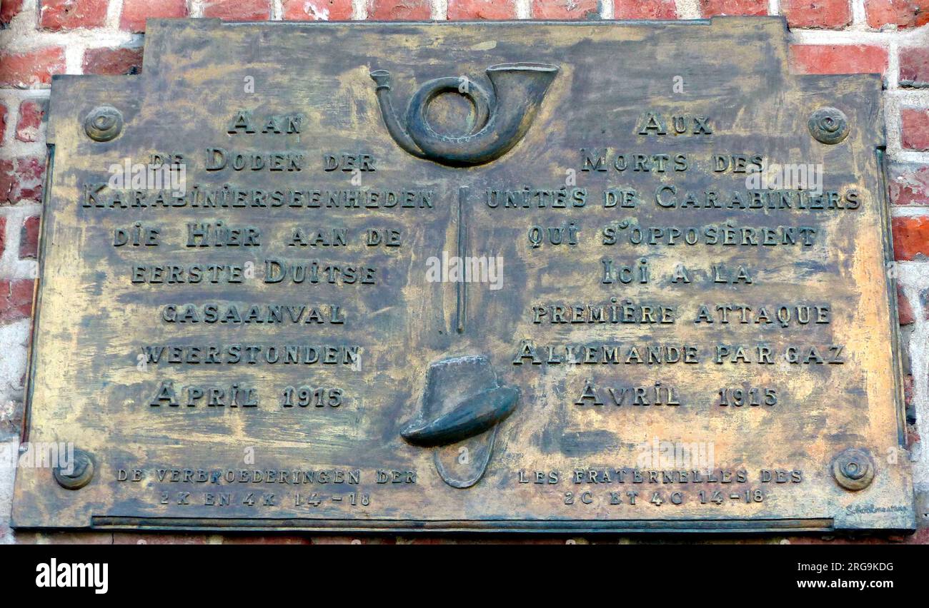 Questo riconosce la loro parte negli attacchi di gas dell'aprile 1915 ed è sulla casa numero 15 in generale Lotzstraat. È stato eretto dall'associazione dei carabiniers vecchi compagni. Foto Stock
