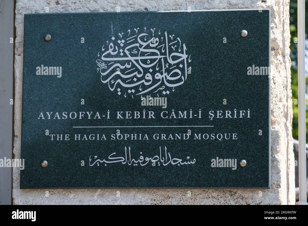 Istanbul, Turchia, Türkiye. Targa trilingue vicino all'ingresso di Hagia Sophia: Inglese, turco, arabo. Foto Stock