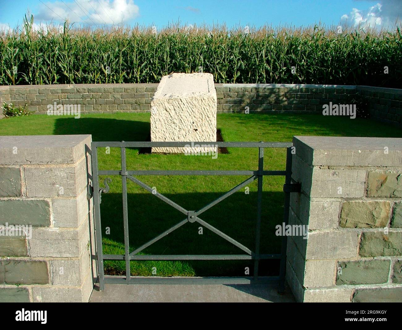 Questo memoriale privato è ora mantenuto dal CWGC. Esso commemora non solo Birrell-Anthony, ma anche gli ufficiali e gli uomini del Battaglione del 1st che sono stati uccisi nella battaglia di Frezenberg Ridge il 8 maggio 1915 durante la seconda Ypres. I tre battaglioni del Reggimento che combattevano furono così gravemente tagliati che dovevano essere temporaneamente amalgamati in uno. Foto Stock