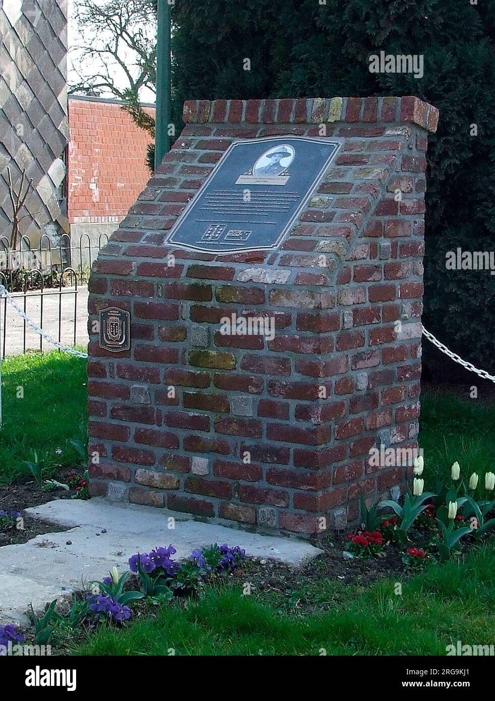 Il caporale di lancia Andrew, che ha vinto il suo VC a la Bassee quando aveva 20 anni, ha continuato a servire in WW2 ed è morto, un Brigadier, in gennaio 1969. La sua VC fu una di quelle medaglie rubate dal Museo Waiouru della Nuova Zelanda il 2 dicembre 2007. Lord Ashcroft ed ex-US Marine Tom Sturgess hanno messo in su una ricompensa di 300.000 dollari della Nuova Zelanda che hanno condotto al loro ritorno nel febbraio 2008. Il Memoriale è stato svelato alla presenza dell'Ambasciatore della Nuova Zelanda in Belgio il 26 ottobre 2008. Foto Stock