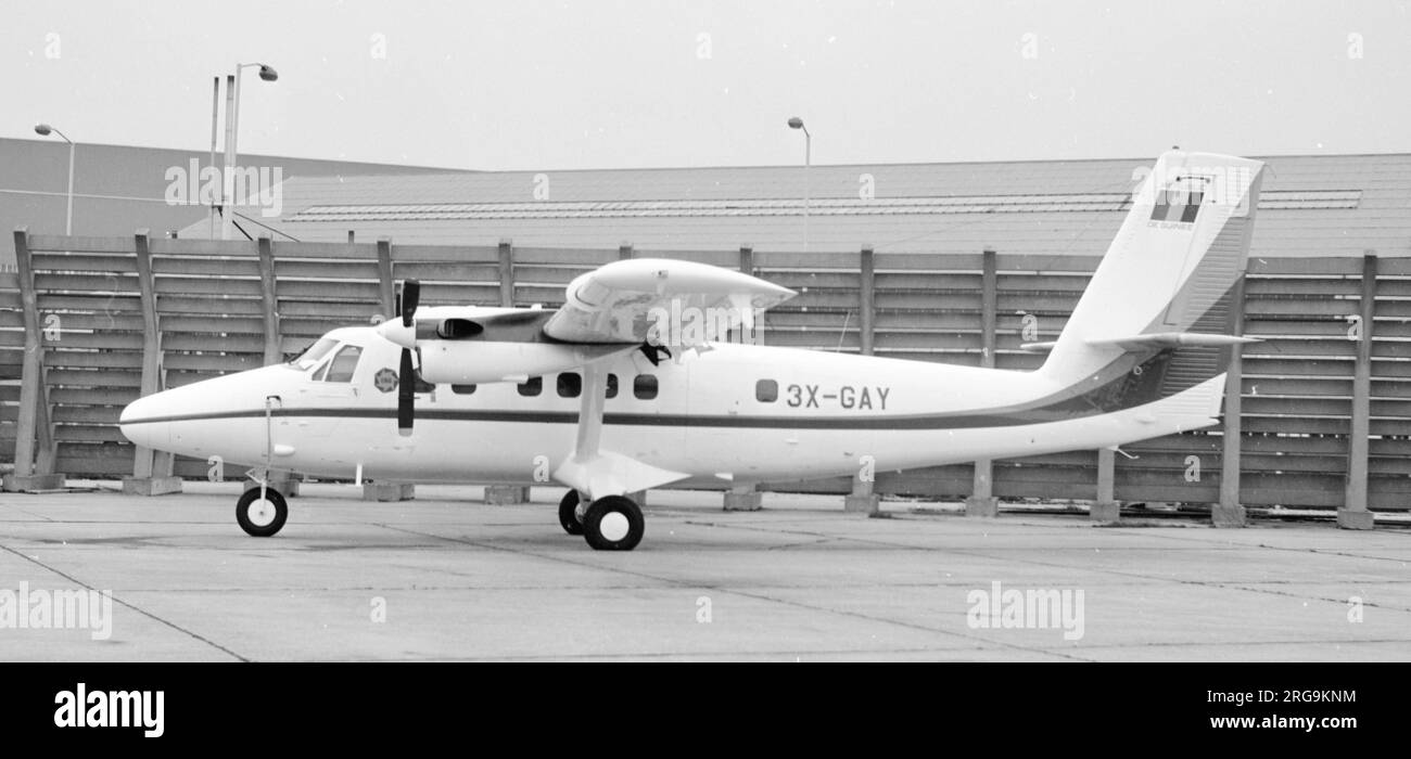 De Havilland Canada DHC-6-300 Twin Otter 3X-GAY (msn 553) della Repubblica di Guinee presso l'aeroporto Heathrow di Londra, con consegna a Guinee via Reykjavik, Islanda - Londra-Heathrow, Regno Unito - Lisbona, Portogallo. Foto Stock