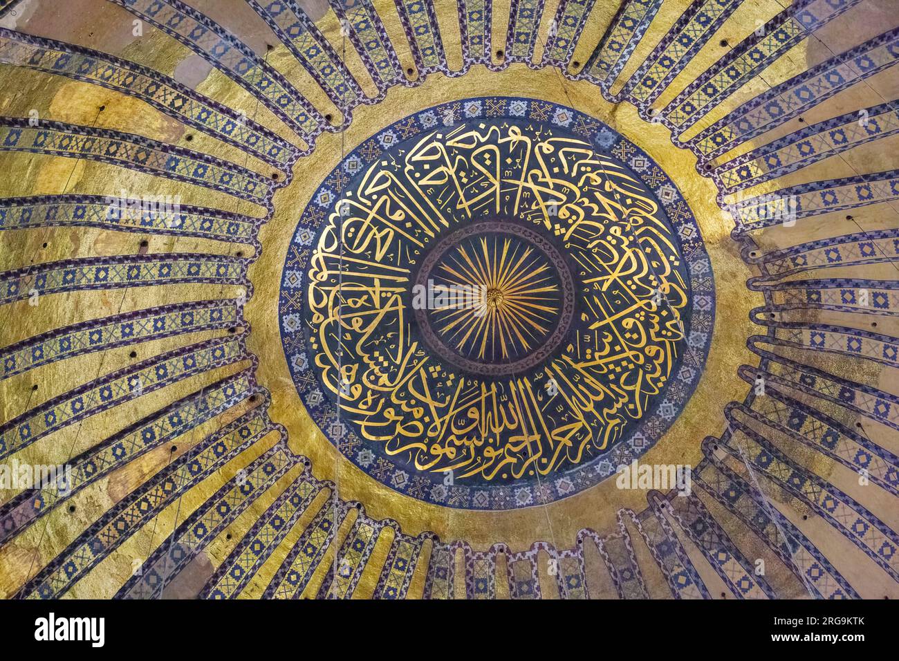 Istanbul, Turchia, Türkiye. Moschea di Hagia Sophia. Decorazione a cupola. Calligrafia araba. Foto Stock