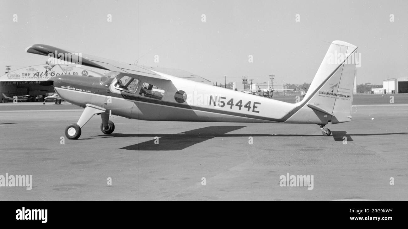 Helio H-250 Courier Mk.II N5444E di Santa-Barbara Aviation Inc. Presso Lindbergh Field, San Diego, CA. Foto Stock