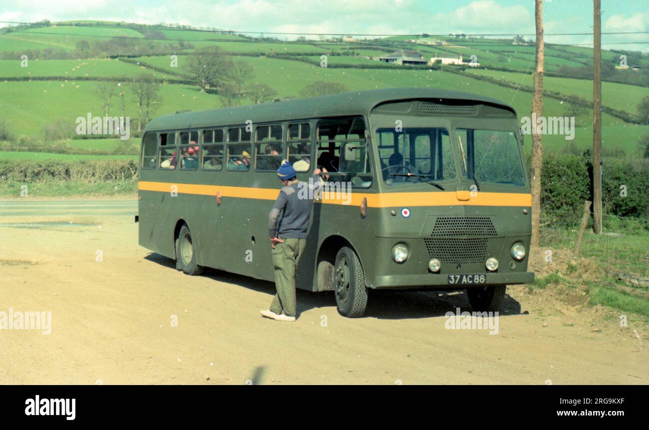 RAF Halton Apprendisti in gara nella squadra di cross-country 1977 Ten Tors marzo. - L'onnipresente RAF Bedford SB3 (43AC42) con carrozzeria Strachans Pacesaver, utilizzata dal team 1977 Ten Tors. Chiunque abbia servito nel RAF negli anni '70s e '80s avrà molta familiarità con questi terribili autobus. Foto Stock