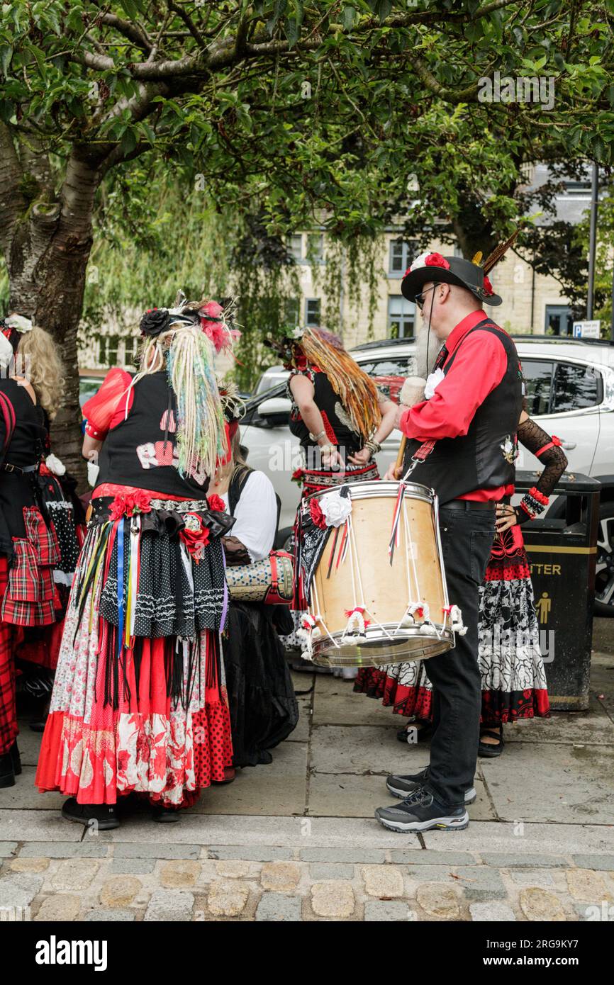 Ballerini che fanno una pausa all'Hebden Bridge Steampunk Weekend 2023. Foto Stock
