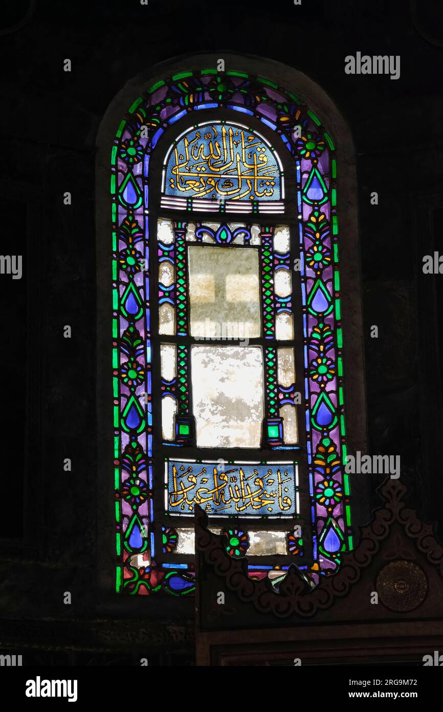 Istanbul, Turchia, Türkiye. Finestra in vetro colorato Hagia Sophia. Foto Stock
