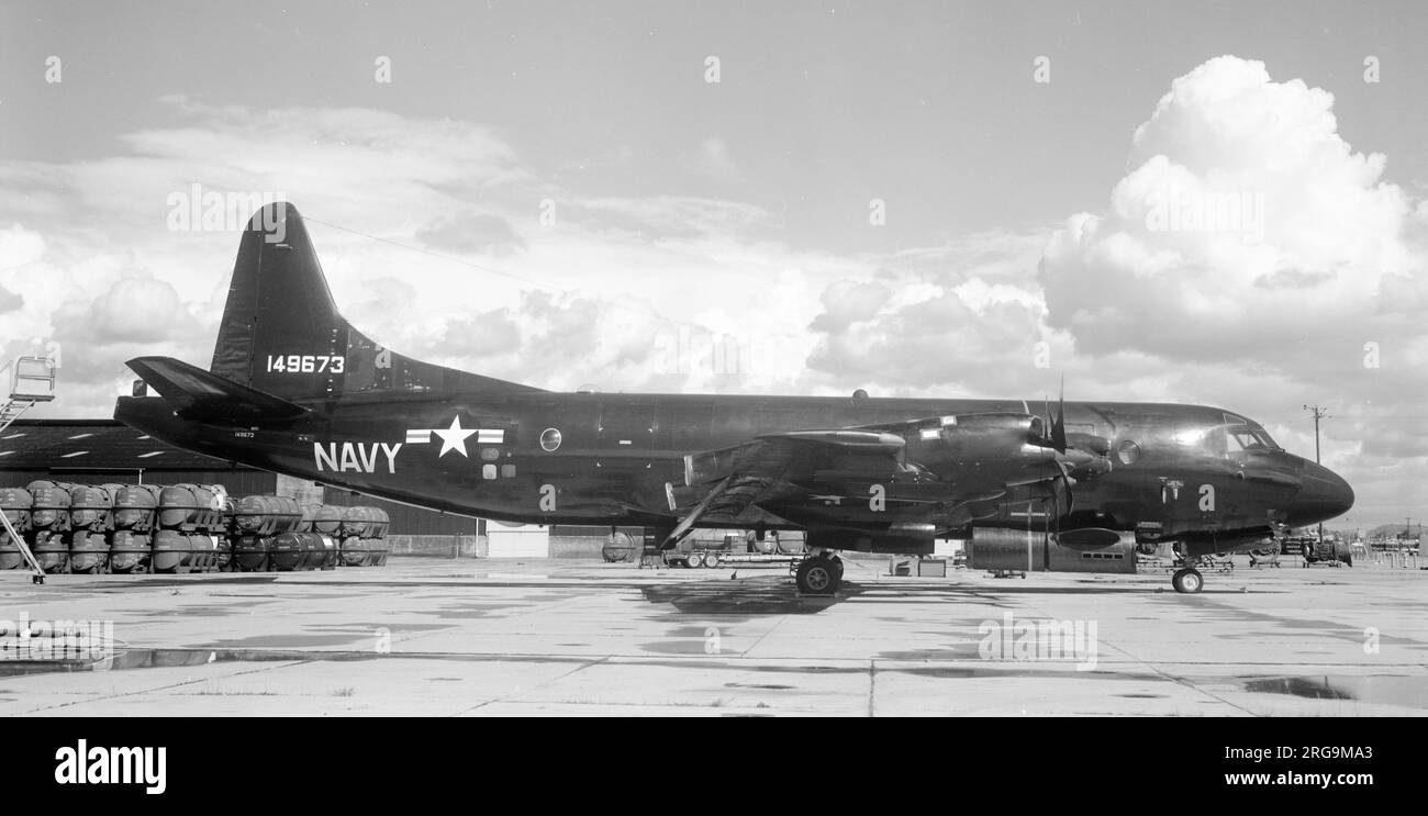 United States Navy / Central Intelligence Agency / Republic of China Air Force Lockheed EP-3A 149673 (msn 185-5014). Costruito come Lockheed P-3A-15-lo Orion, il 149673 è stato convertito in EP-3A per essere utilizzato dalla Central Intelligence Agency nei sorvoli del Peoples Reublic of China (RPC). Così come ELINT e SIGINT Electronics 149673, (e i due simili Black P-3A), era dotato di pale di elica a basso rumore, scarico motore esteso per ridurre il rumore e la firma a infrarossi e missili AIM-9 Sidewinder Air-to-Air, per la difesa. Black P-3A: Meno conosciuto di tutti nella famiglia P-3 Foto Stock
