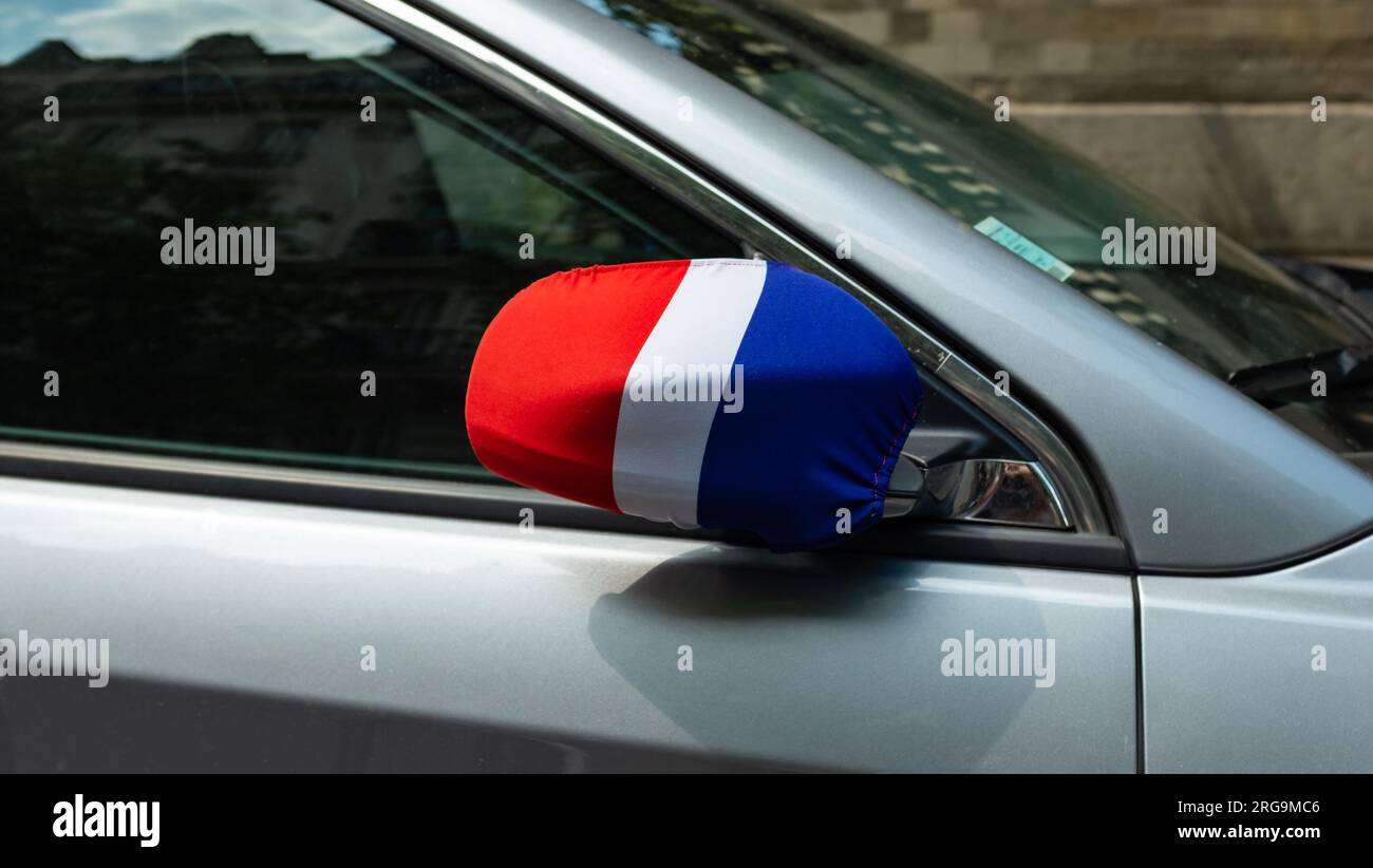 Parigi, Francia, 2018. Una manica nei colori della bandiera francese sullo specchietto retrovisore di un'auto per supportare il team francese Foto Stock