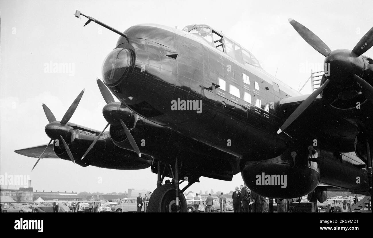 Avro 694 Lincoln B.2 G-APRJ (ex RF342 / G-29-1 / G-36-3), di Napier Icing Research Limited.This Lincoln volò per la prima volta il 5 giugno 1945 come RF342 ma non vide alcun servizio RAF, andando direttamente a lungo termine stoccaggio, Poi al Ministero dell'approvvigionamento nel novembre 1948 e poi a D Napier & Sons di Luton, per il lavoro di ricerca glassa. La maggior parte di questo implicava il montaggio verticale di una sezione alare sulla parte superiore della fusoliera posteriore, davanti alla quale era presente un impianto che spruzzava acqua sul profilo aerodinamico ad altitudine, in modo da poter studiare lo sviluppo del ghiaccio (e l'effetto delle contromisure). Alla fine del 1958 RF342 è stato venduto a Napier e r Foto Stock