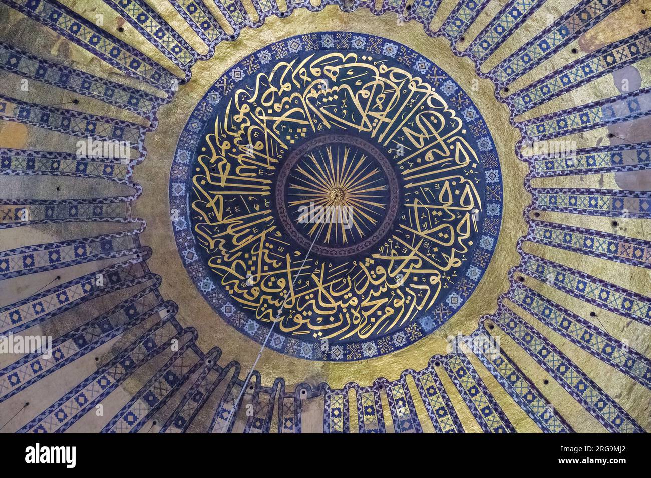 Istanbul, Turchia, Türkiye. Cupola interna di Hagia Sophia con decorazione calligrafica. Foto Stock