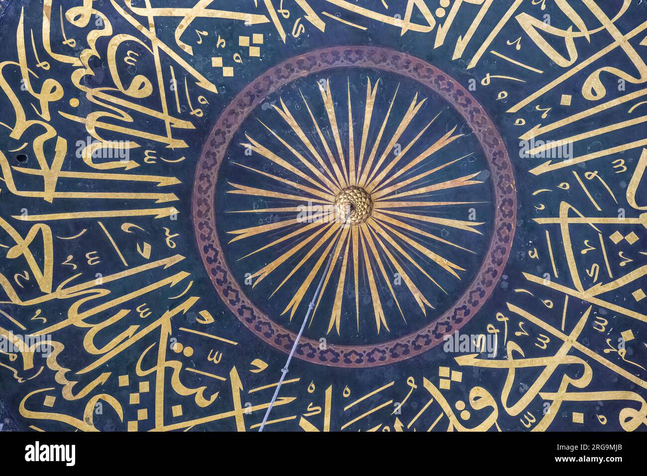 Istanbul, Turchia, Türkiye. Cupola interna di Hagia Sophia con decorazione calligrafica. Foto Stock